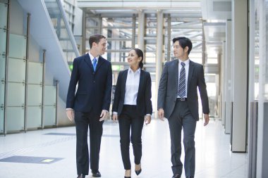 İş adamları ofis binasında yürüyorlar