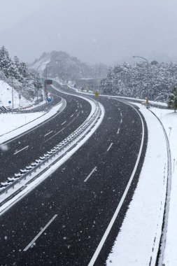 Dağlarda yol kışın doğa arka planında