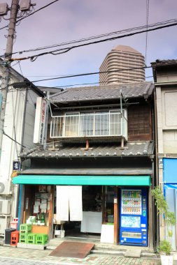 Japonya 'nın eski kasabasındaki sokak mimarisi manzarası 