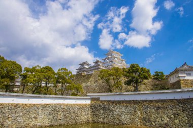 Japonya 'daki ünlü Osaka şatosu kulesinin manzaralı görüntüsü.