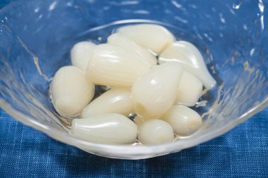 Bir kase dolusu arpacık soğanı ve Asya yemeği. 