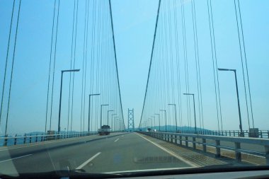 Şehirdeki karayolu köprüsü manzarası ve açık gökyüzü 