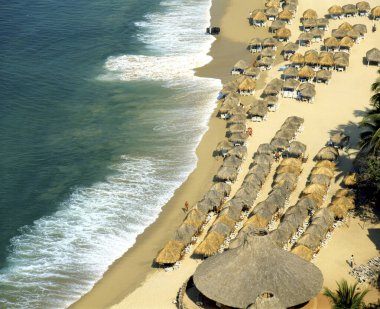 Güzel deniz manzarası ve kumlu sahil. 