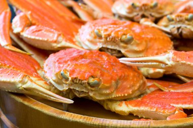 Taze yengeçler, arka planda deniz ürünleri, yakın plan.