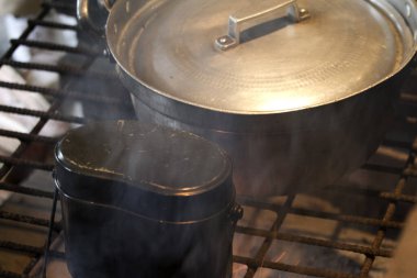 Mutfakta yemek pişirme manzarasını kapat.