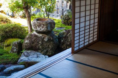 Kyoto, Japonya 'daki yeşil bitkilerle Japon bahçesi..