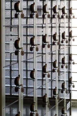 Büyük pencerelerin yakınındaki cam panelleri destekleyen dikey metal çubuklar