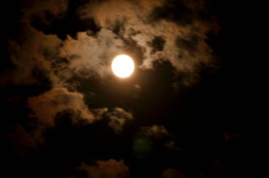 Gece gökyüzünde dolunay