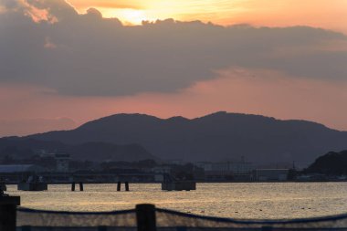 bulutlu gökyüzü ile deniz manzara 