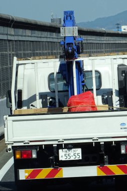 Turnalı bir kamyonun yol manzarası. 