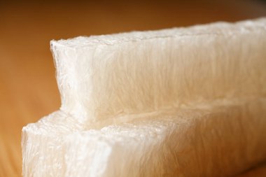 Yakın plan, iki tane yenilebilir beyaz iplik gösteriyor.