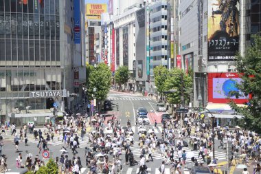 Şehir manzarası ve Tokyo, Japonya 'da Shibuya' da yürüyen insanlar..                    