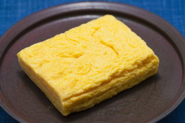 Plaka üzerinde lezzetli omlet 