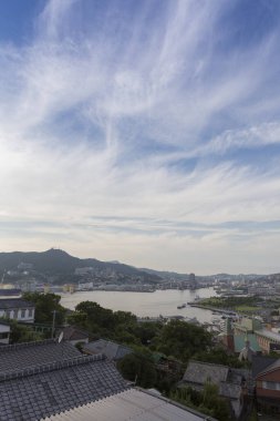 Dağları ve deniz kenarları olan güzel bir şehir. Gün batımından önce manzara.