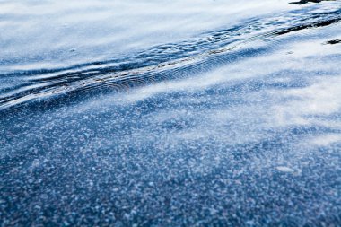 Mavi su dokusunun soyut arkaplanı 