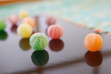 Lezzetli renkli şekerlerin yakın plan görüntüsü, seçici odaklanma    