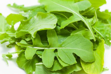 Tabaktaki taze roka yapraklarının yakın görüntüsü