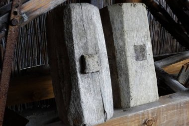 Ahşap yüzeyde duran iki kırsal ahşap blok.