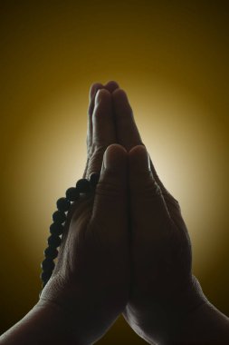 Himan Juzu 'yu tutuyor, Budist dua boncukları.