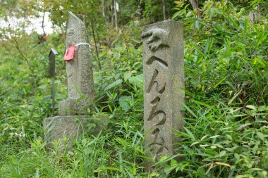 Mezarlıkta taş mezarlar, hafıza ve din kavramı