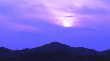 Dağın üstünde güzel bir gün batımı