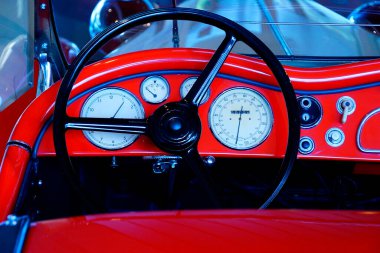 Lüks kırmızı tekerlekli arabaya yakın.