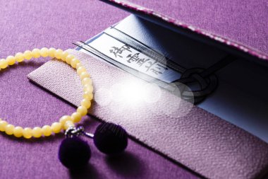 Net kristal dua boncukları, Budist juzu, hatıra tableti ihai çantası, kestane rengi kumaş.,