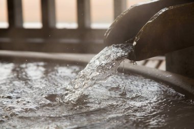 Jakuzide Japon sıcak suyu. 