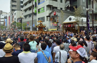 Japonya - Ağustos 2014: Sanja Matsuri Festivali sırasında ağır taşınabilir türbe (mikoshi) taşıyan bir grup Japon erkek.