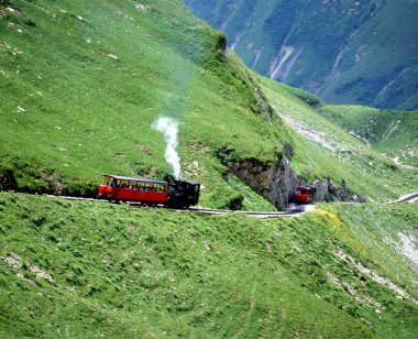 Dağlardaki eski tren. yüksek kaliteli fotoğraf