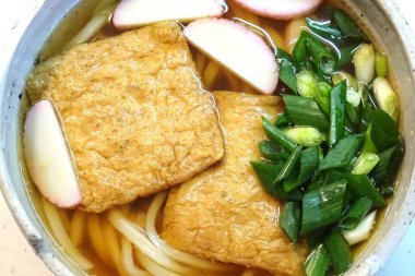 Erişte ve soya peynirli Asya çorbası manzarası.