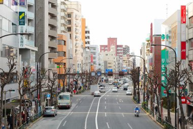 Şehrin gökdelenlerinin yakınındaki yolları araçlar dolduruyor.