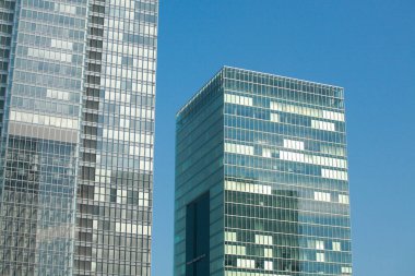 Mavi gökdelenlerin altında duran manzara