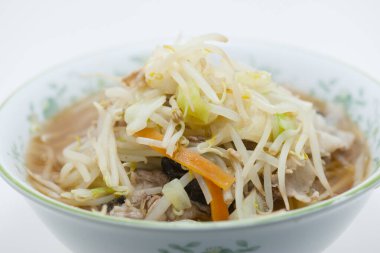 Bir kase etli, sebzeli erişte, Asya yemeği. 