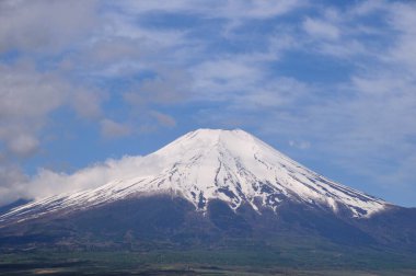 Fuji Dağı karla kaplı. 
