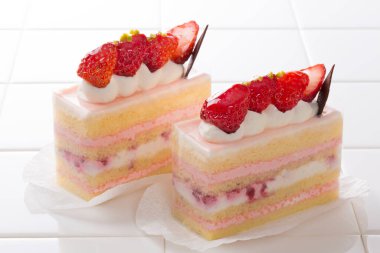 Meyveli lezzetli çilekli tatlıyı yakından çek.        