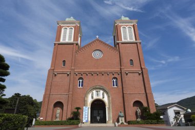 Şehirdeki güzel kilise ve mavi gökyüzü