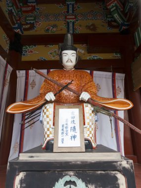 Muhteşem, eski bir Japon tapınağının çarpıcı görüntüsü.