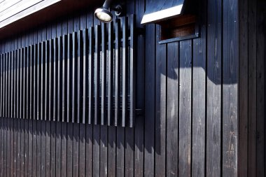 Dikey kirişler ve spot ışıklarıyla modern ahşap dış duvar