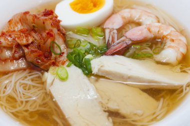 Erişte, kimchi, yumurta, karides ve et.