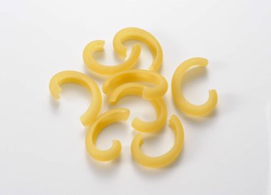 Pişmemiş makarna beyaz arka plan üzerinde izole görünümünü yakın çekim 