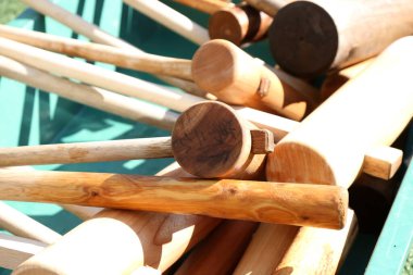 Yüzeyde çeşitli tahta sopalar ve tokmaklar var.