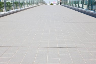 Boş yaya köprüsü kiremitli ve cam parmaklıklardan oluşuyor.