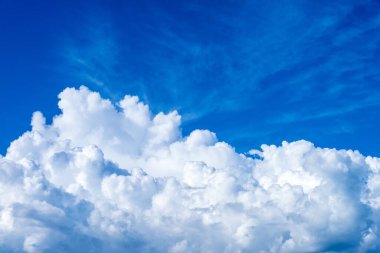 Mavi gökyüzünde güzel bulutlar 