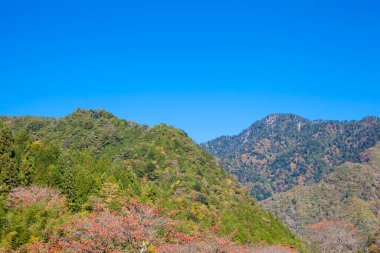 güzel dağlar ve mavi gökyüzü