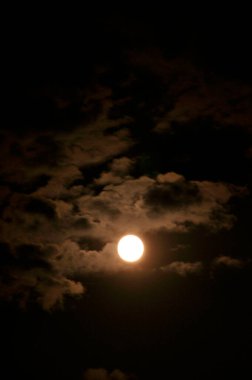 Gece gökyüzündeki ay