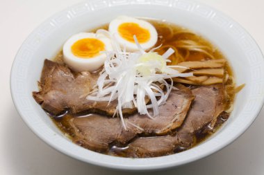 Domuz etli erişte ve yumurta.