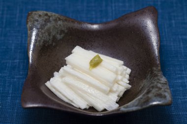 Wasabi soya soslu doğranmış tatlı patates.