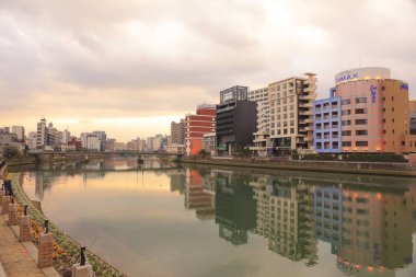 Binaları ve nehri olan modern şehir manzarası