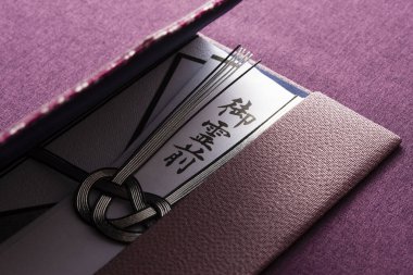 Arka planda cenaze töreni için Japon zarfları